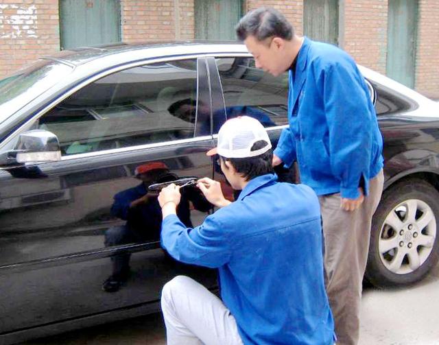 犍为汽车钥匙丢在车里面怎么办?